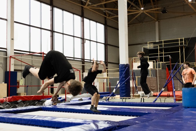 Прыжки на батуте - слайд 6