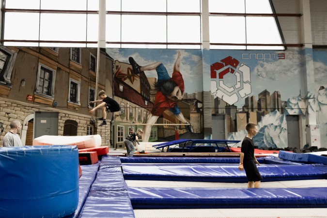 Прыжки на батуте - слайд 7