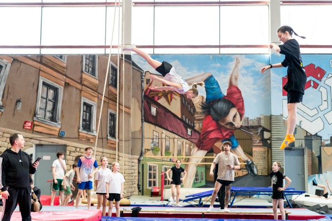 Прыжки на батуте - слайд 1