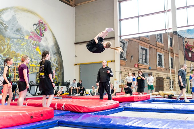 Прыжки на батуте - слайд 3