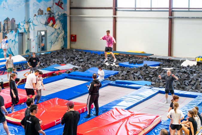 Прыжки на батуте - слайд 4